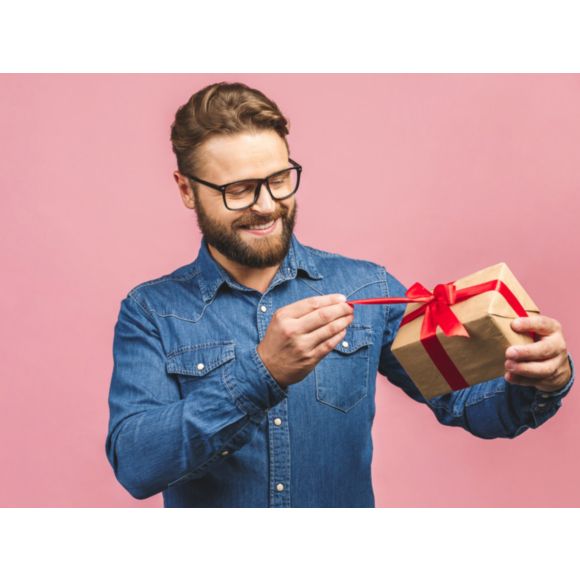 Mężczyzna rozpakowujący prezent