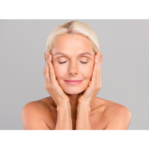 Kobieta z zamkniętymi oczami trzymająca ręce przy twarzy - tytułowa