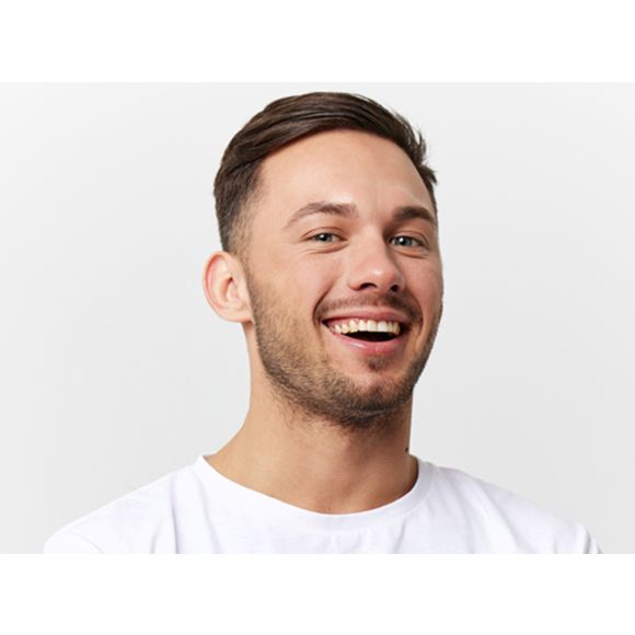 Uśmiechnięty mężczyzna z zadbaną skórą twarzy