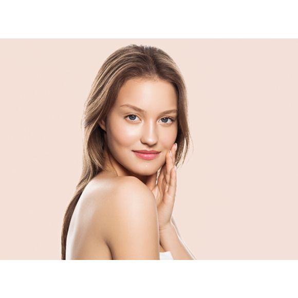 Kobieta z gładką skórą twarzy