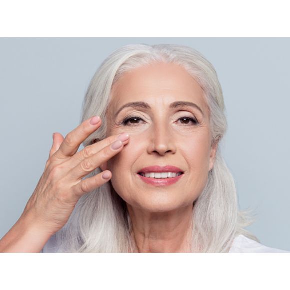 Kobieta ze zmarszczkami pod oczami