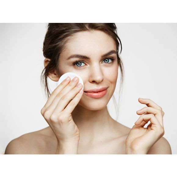 Kobieta oczyszcza twarz