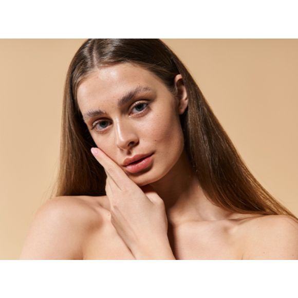 Kobieta z ręką przy twarzy