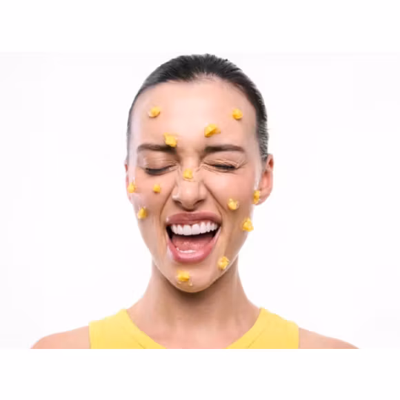 Kobieta z kapsułkami kremu na twarzy