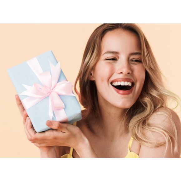 Radosna kobieta z prezentem