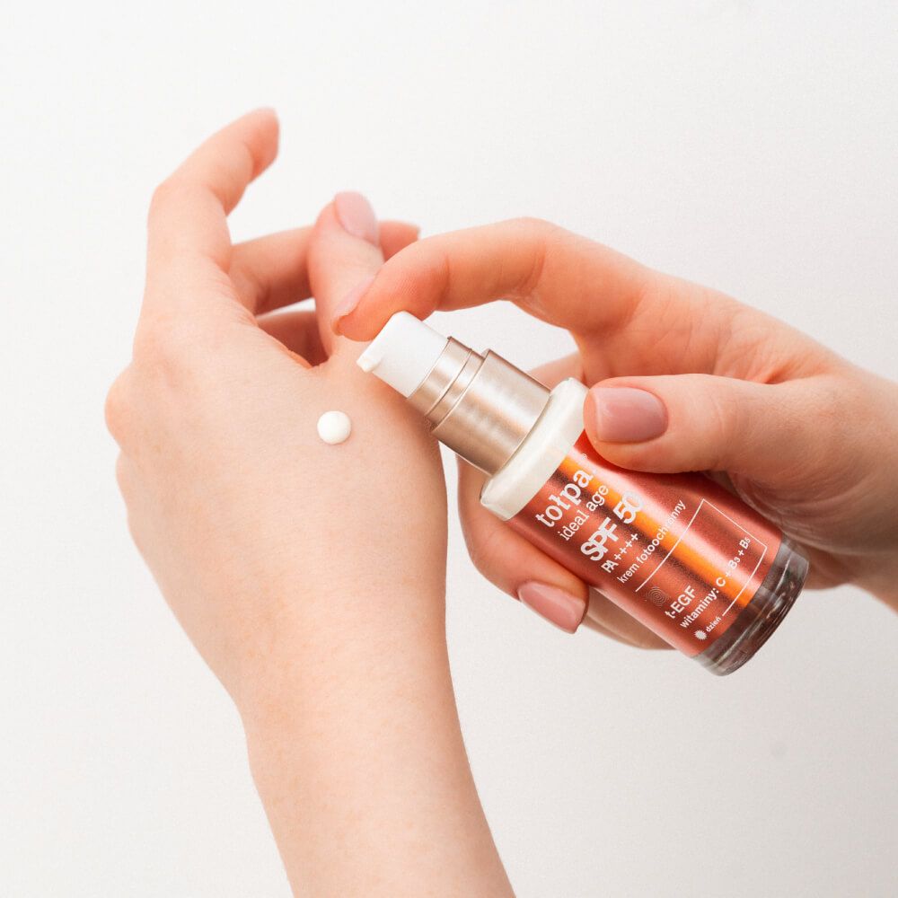 Krem z filtrem SPF 50 to forma najwyższej ochrony skóry przed promieniowaniem UVA i UVB - poznaj krem fotoochronny tołpa.® ideal age z SPF 50 PA++++.