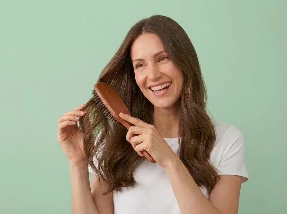 ALT: Jak zregenerować mocno zniszczone włosy po zimie? Sprawdź kosmetyki do włosów tołpa.® hair routine i pozwól im odzyskać blask!