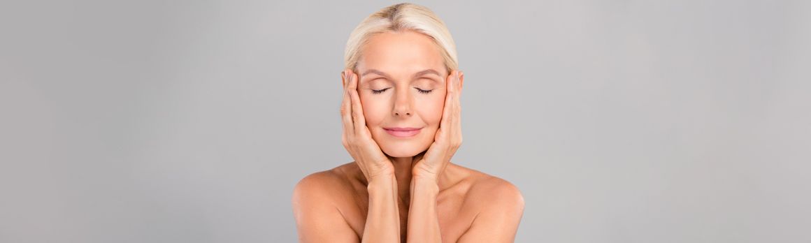 Kobieta z zamkniętymi oczami trzymająca ręce przy twarzy - tytułowa