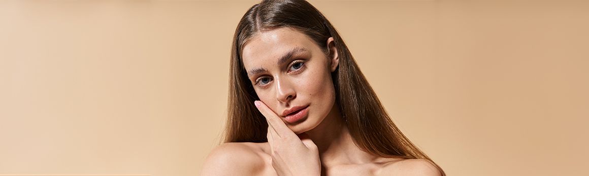 Kobieta z ręką przy twarzy