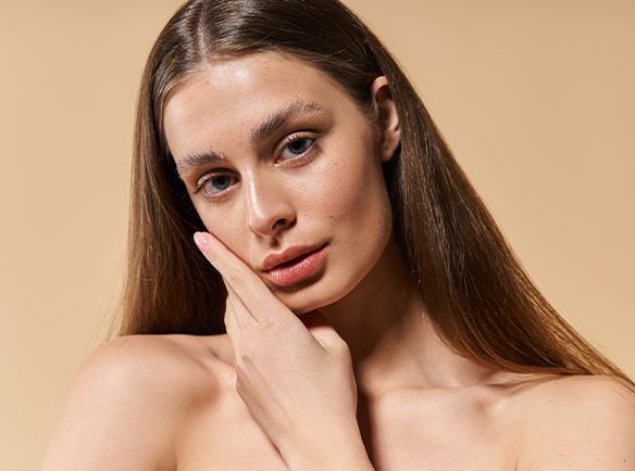 Kobieta z ręką przy twarzy