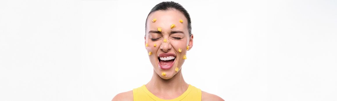 Kobieta z kapsułkami kremu na twarzy