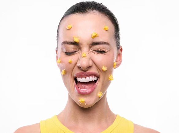 Kobieta z kapsułkami kremu na twarzy