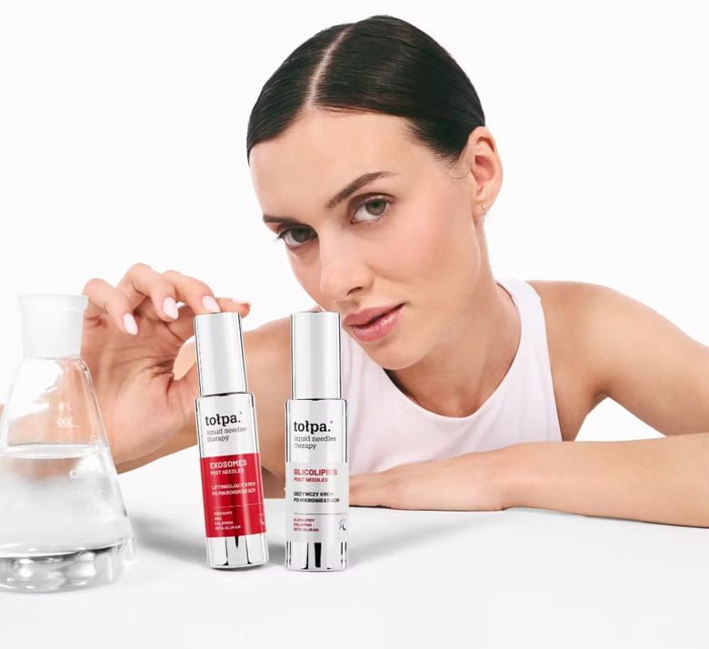 Kobieta trzymająca dłoń na produktach  tołpa.® liquid needles therapy - zdjęcie