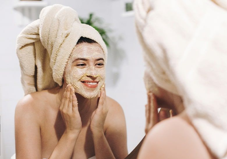 Kobieta robiąca peeling - zdjęcie.