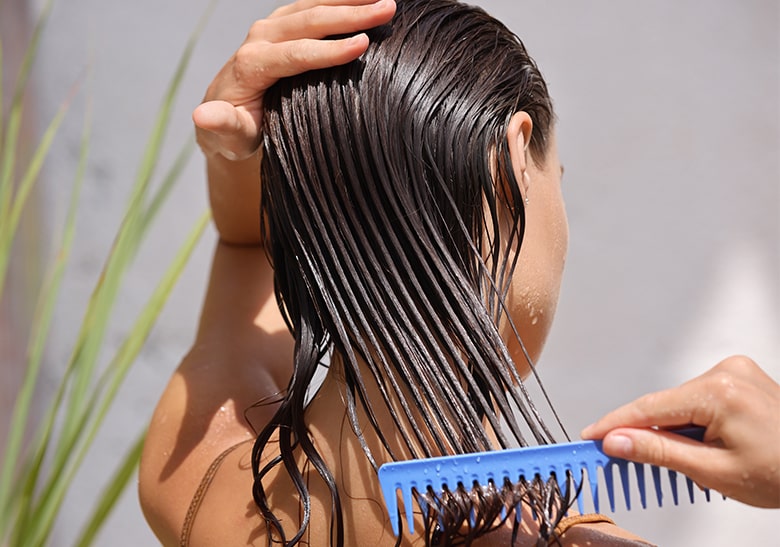 Dziewczyna wczesująca preparat we włosy - zdjęcie.