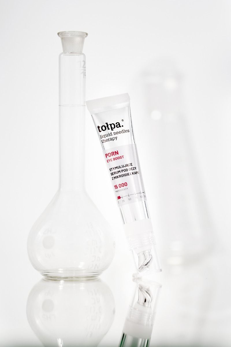 Jakie kosmetyki z PDRN wybrać? Dla głębokiej odnowy i efektu anit-age postaw na tołpa.® liquid needles therapy PDRN eye booost stymulujące serum pod oczy z mikroigiełkami.